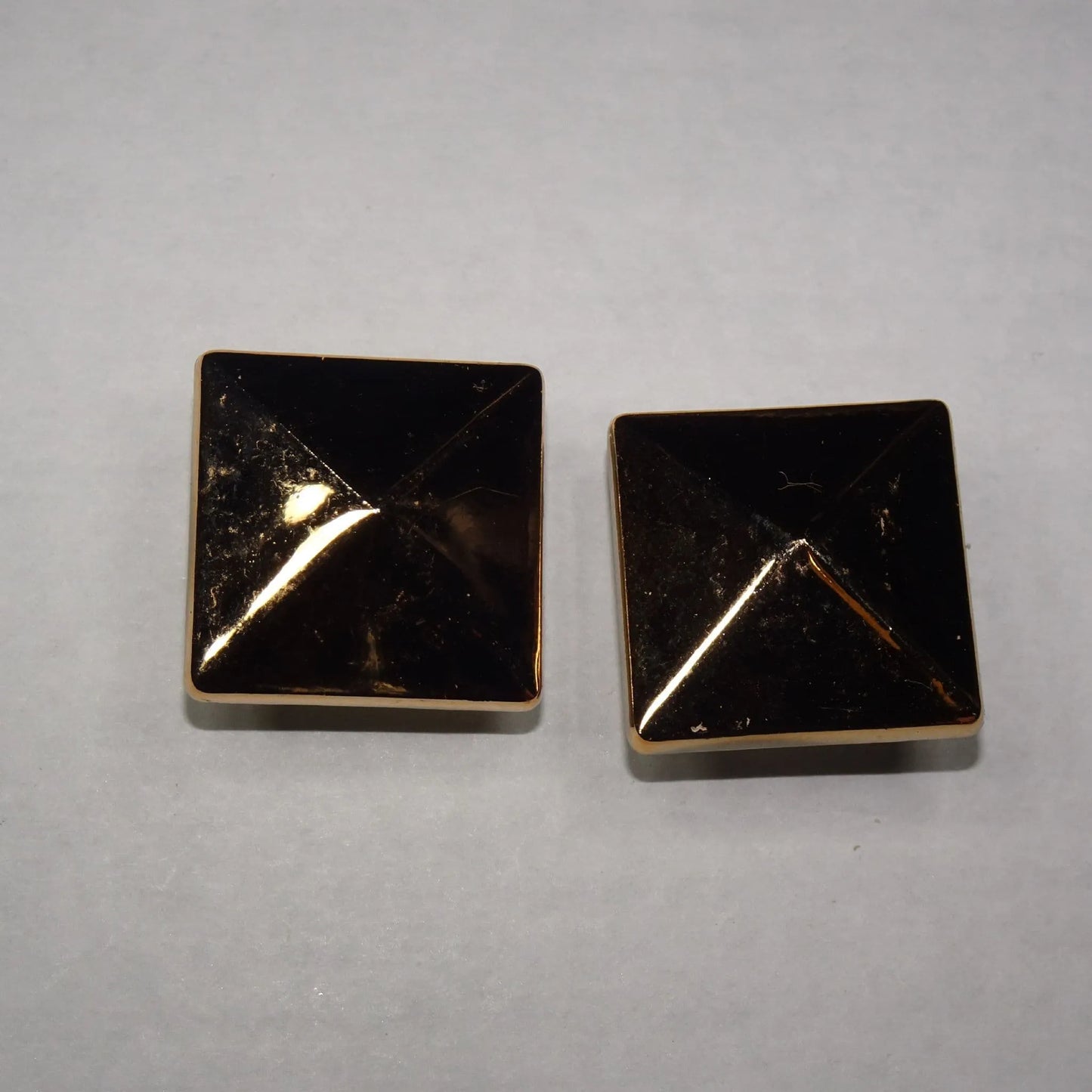 Shoe charms - 2 Pyramid square large gold