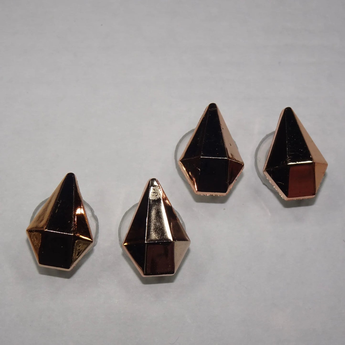 Shoe charms - 4 arrow head studs gold