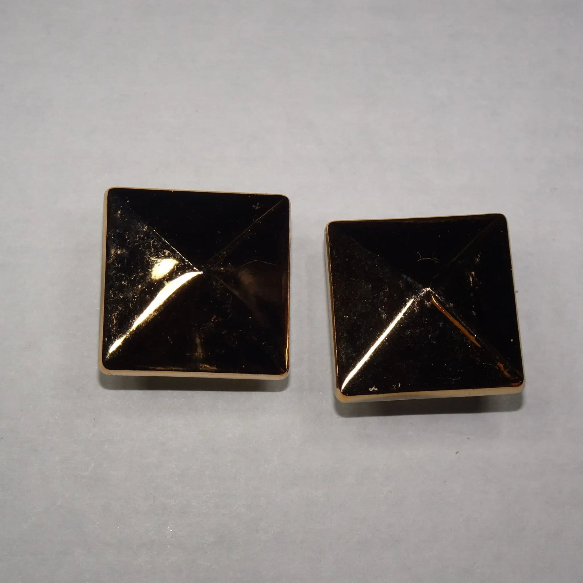Shoe charms - 2 Pyramid square large gold