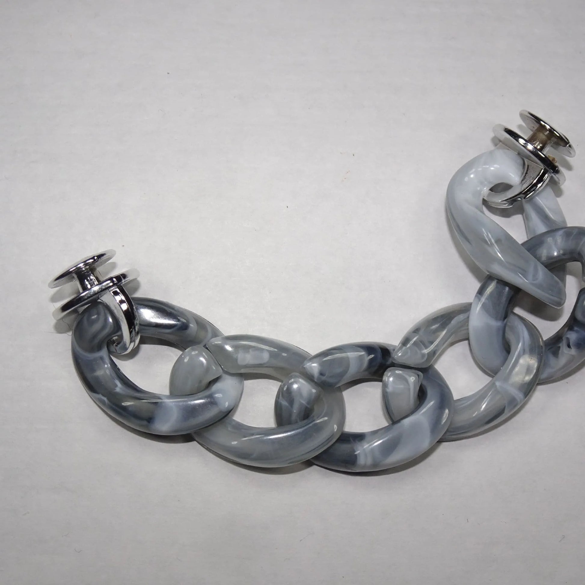 Shoe charm chain -Grey shaped links 22cm with spring clips